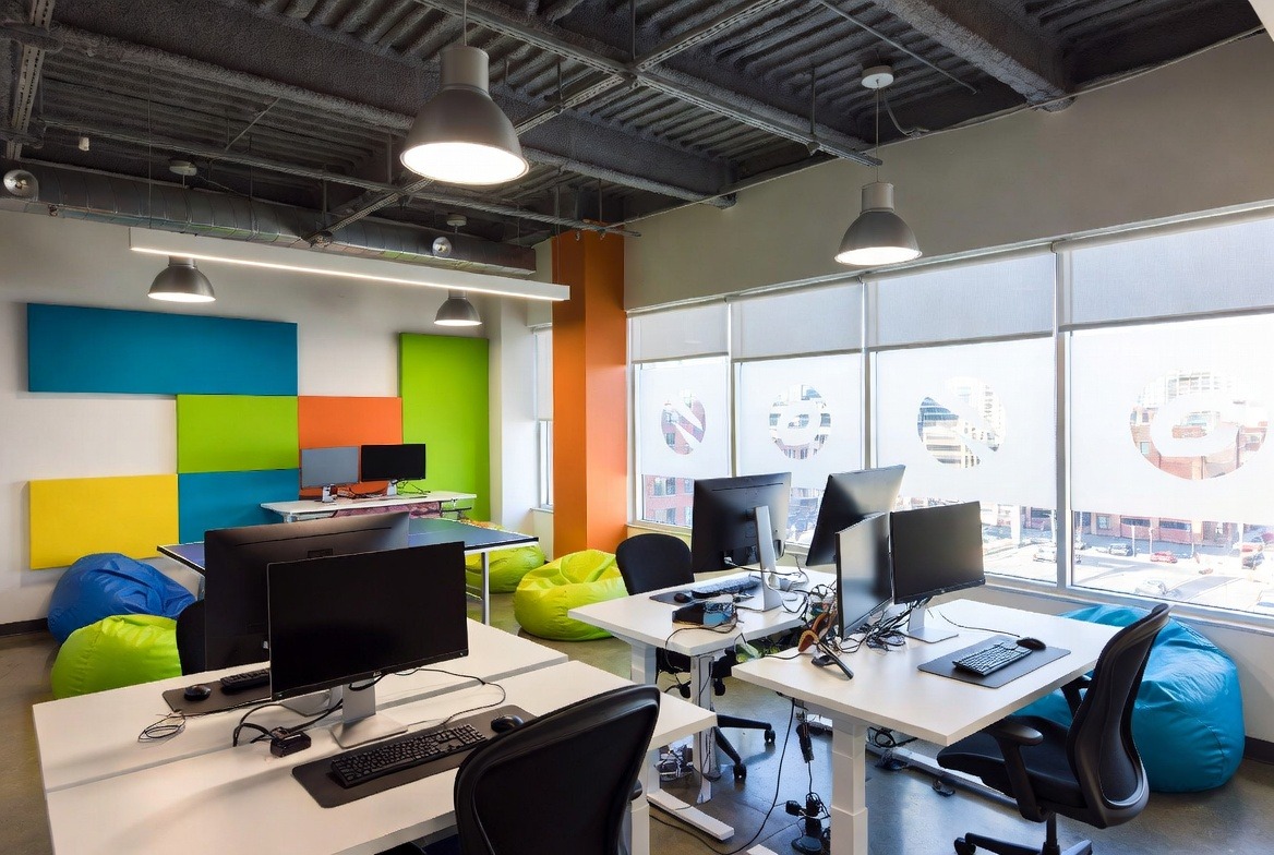 Choosing Window Films for Toronto Businesses: Decorative Film vs Printed Vinyl Graphics vs Frosted Glass Film