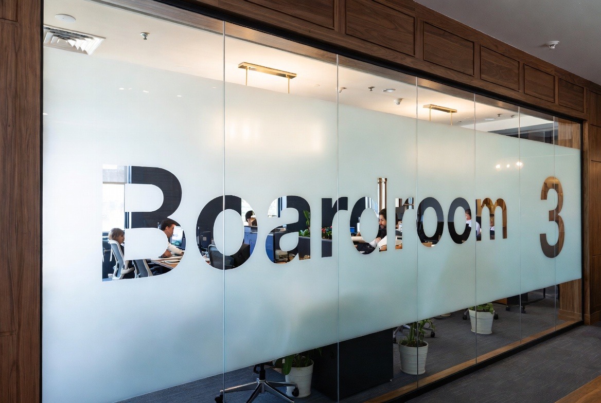 What Are Vinyl Sign Shop Services? Why Toronto Businesses Use Window Films on Glass